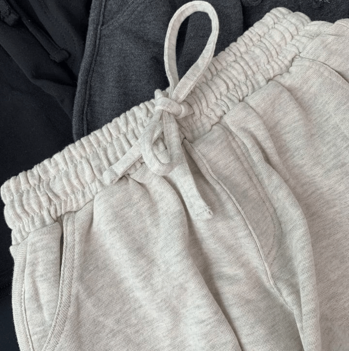 Comfortable high-waist women's loose shorts with elastic waistband in a soft cotton blend fabric.